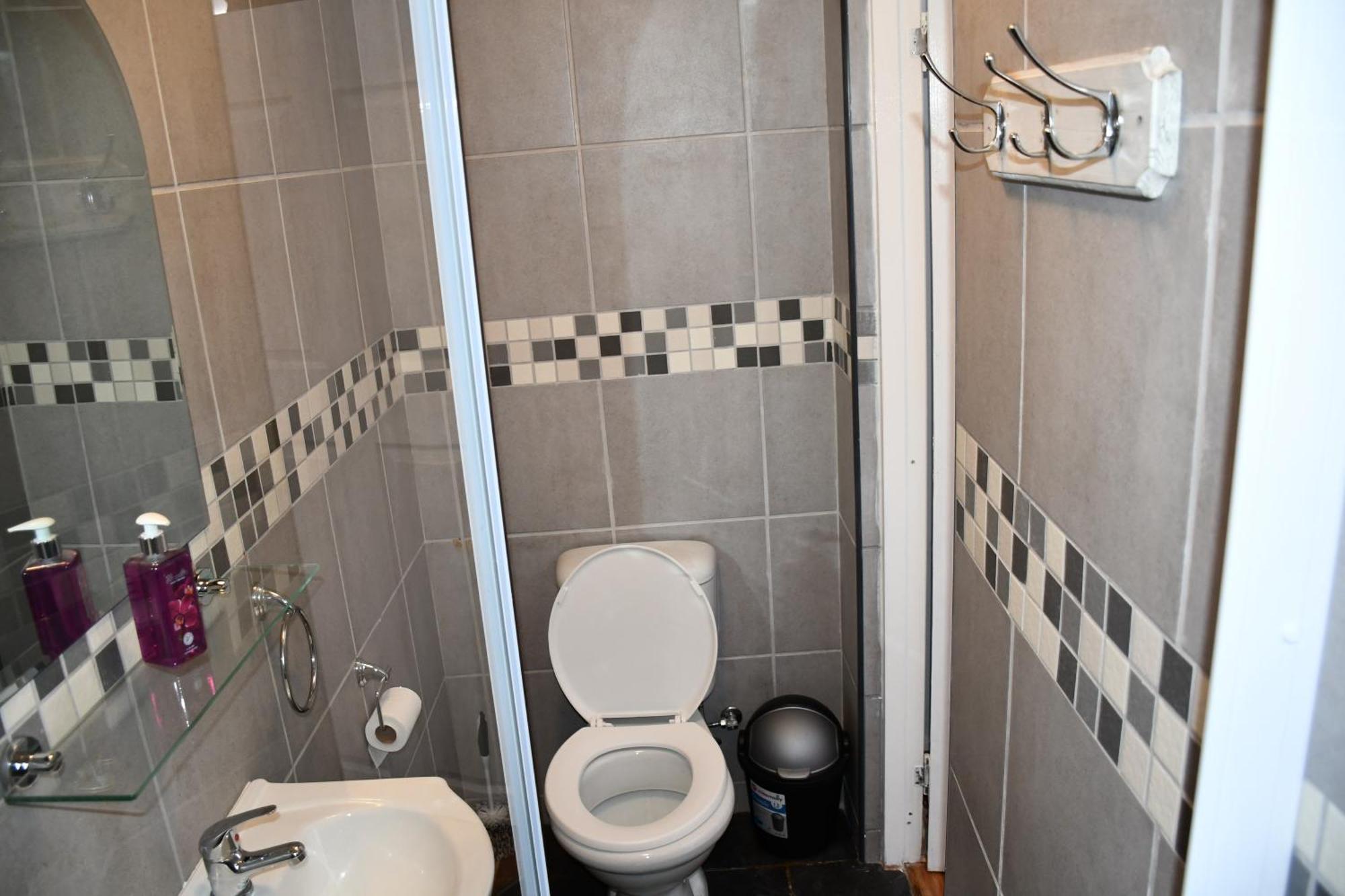 קניסנה Friendz Guesthouse חדר תמונה